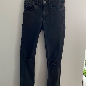 black skinny jeans with rips in the knees
